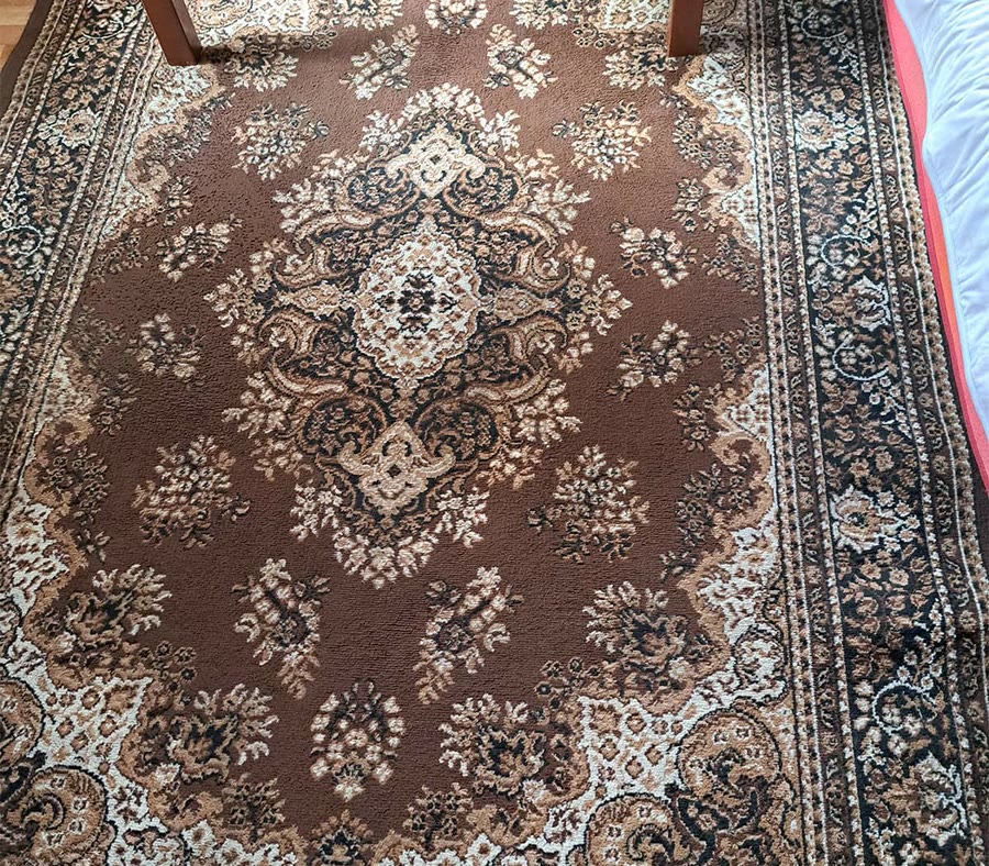 Koberec po extrakčním čištění s obnovenou barvou