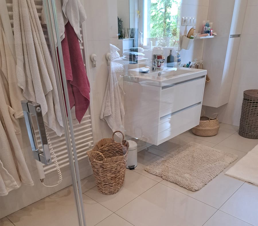 Vyčištěný sprchový kout s průhledným sklem bez vodního kamene